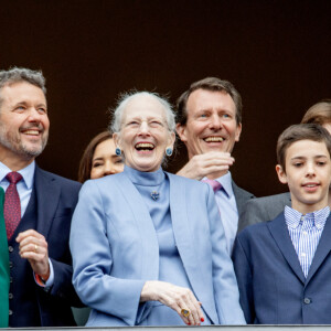 La reine Margrethe, le prince Frederik, la princesse Mary, le prince Christian, le prince Isabelle, le prince Vincent, le prince Joachim, la princesse Marie, Graf Felix von Monpezat, le comte Nikolai de Monpezat, le comte Henrik de Monpezat, la comtesse Athéna de Monpezat de Danemark - La famille royale du Danemark lors de la célébration du 83ème anniversaire de la reine Margrethe au balcon du palais d'Amalienborg à Copenhague, Danemark, 16 avril 2023. 