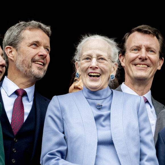 Margrethe du Danemark a retrouvé ses deux fils pour ses 83 ans ce dimanche.
La reine Margrethe, le prince Frederik et le prince Joachim de Danemark - La famille royale du Danemark lors de la célébration du 83ème anniversaire de la reine Margrethe au balcon du palais d'Amalienborg à Copenhague, Danemark. 