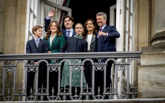 La princesse Mary, le prince Frederik, le prince Christian, le prince Isabelle, le prince Vincent, la princesse Joséphine de Danemark - La famille royale du Danemark lors de la célébration du 83ème anniversaire de la reine Margrethe au balcon du palais d'Amalienborg à Copenhague, Danemark, 16 avril 2023. 