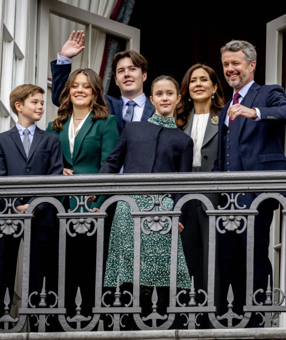 la princesse Mary, le prince Frederik, le prince Christian, le prince Isabelle, le prince Vincent, la princesse Joséphine de Danemark - La famille royale du Danemark lors de la célébration du 83ème anniversaire de la reine Margrethe au balcon du palais d'Amalienborg à Copenhague, Danemark, 16 avril 2023. 