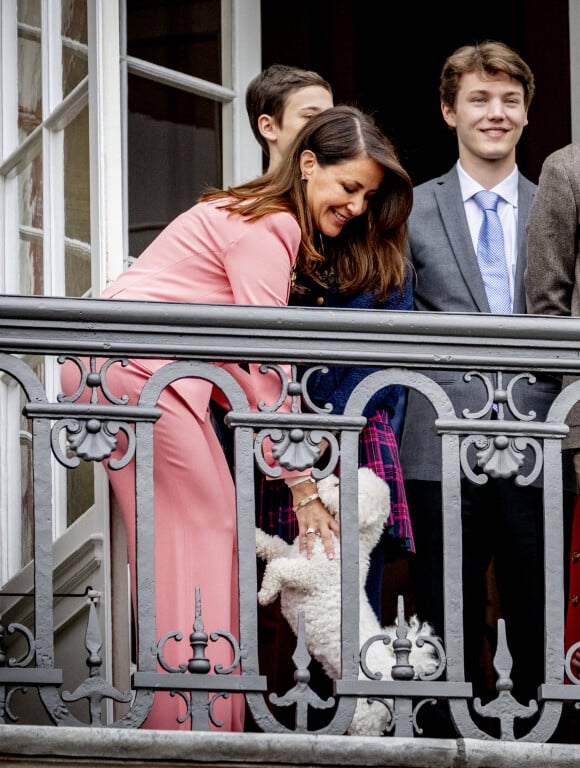 Le chien Cerise, la princesse Marie, le prince Joachim, le comte Nikolai de Monpezat, Graf Felix von Monpezat de Danemark - La famille royale du Danemark lors de la célébration du 83ème anniversaire de la reine Margrethe au balcon du palais d'Amalienborg à Copenhague, Danemark, 16 avril 2023. 