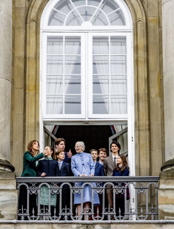 La reine Margrethe, le prince Christian, le prince Isabelle, le prince Vincent, la princesse Joséphine, le comte Nikolai de Monpezat, Graf Felix von Monpezat, le comte Henrik de Monpezat, la comtesse Athéna de Monpezat de Danemark - La famille royale du Danemark lors de la célébration du 83ème anniversaire de la reine Margrethe au balcon du palais d'Amalienborg à Copenhague, Danemark, 16 avril 2023. 