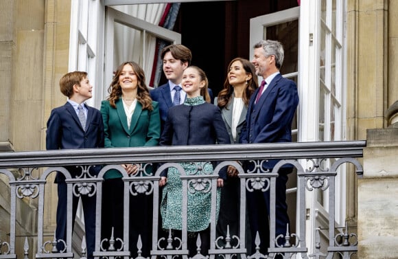 Le prince Frederik, la princesse Mary, le prince Christian, le prince Isabelle, le prince Vincent, la princesse Joséphine, de Danemark - La famille royale du Danemark lors de la célébration du 83ème anniversaire de la reine Margrethe au balcon du palais d'Amalienborg à Copenhague, Danemark, 16 avril 2023. 