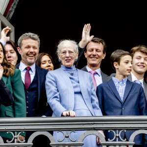 La reine Margrethe, le prince Frederik, le prince Isabelle, le prince Vincent, le prince Joachim, la princesse Marie, le comte Nikolai de Monpezat, Graf Felix von Monpezat, le comte Henrik de Monpezat, la comtesse Athéna de Monpezat de Danemark - La famille royale du Danemark lors de la célébration du 83ème anniversaire de la reine Margrethe au balcon du palais d'Amalienborg à Copenhague, Danemark, 16 avril 2023. 