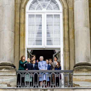 La reine Margrethe, le prince Christian, le prince Isabelle, le prince Vincent, la princesse Joséphine, le comte Nikolai de Monpezat, Graf Felix von Monpezat, le comte Henrik de Monpezat, la comtesse Athéna de Monpezat de Danemark - La famille royale du Danemark lors de la célébration du 83ème anniversaire de la reine Margrethe au balcon du palais d'Amalienborg à Copenhague, Danemark, 16 avril 2023. 