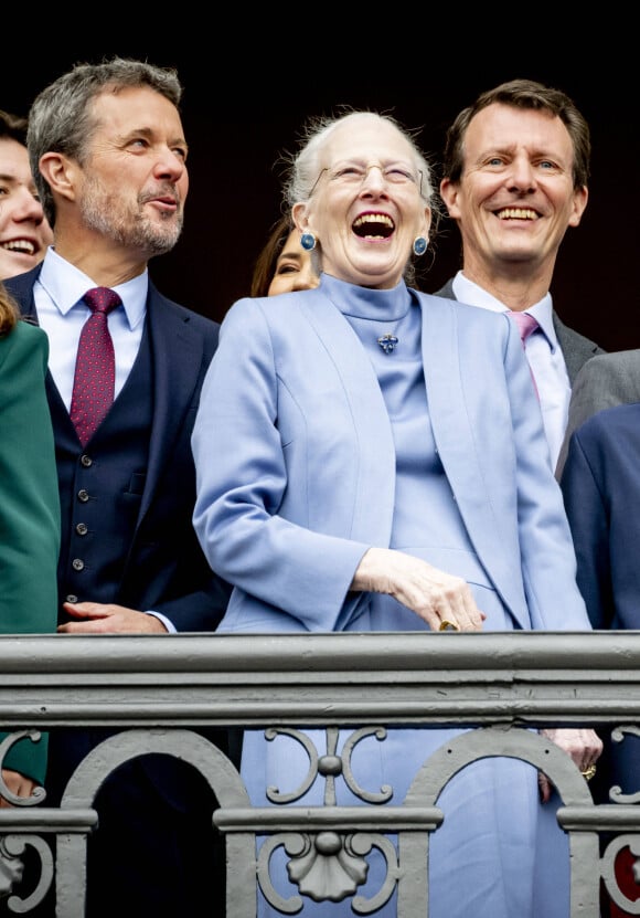 La reine Margrethe, le prince Frederik et le prince Joachim de Danemark - La famille royale du Danemark lors de la célébration du 83ème anniversaire de la reine Margrethe au balcon du palais d'Amalienborg à Copenhague, Danemark, 16 avril 2023. 