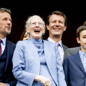 La reine Margrethe, le prince Frederik, la princesse Marie, le prince Joachim, Graf Felix von Monpezat, le comte Henrik de Monpezat, de Danemark - La famille royale du Danemark lors de la célébration du 83ème anniversaire de la reine Margrethe au balcon du palais d'Amalienborg à Copenhague, Danemark, 16 avril 2023. 