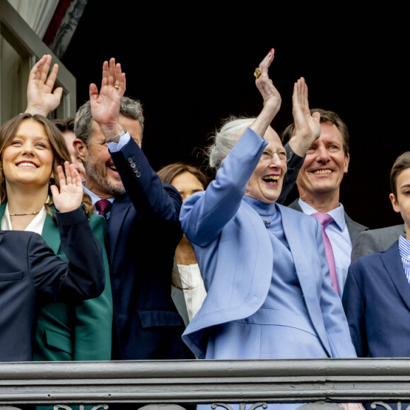 La reine Margrethe, le prince Isabelle, le prince Vincent, la princesse Joséphine, la princesse Marie, le prince Joachim, le comte Nikolai de Monpezat, Graf Felix von Monpezat, le comte Henrik de Monpezat, la comtesse Athéna de Monpezat de Danemark - La famille royale du Danemark lors de la célébration du 83ème anniversaire de la reine Margrethe au balcon du palais d'Amalienborg à Copenhague, Danemark, 16 avril 2023. 