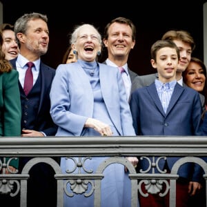 La reine Margrethe, le prince Frederik, le prince Isabelle, le prince Vincent, la princesse Marie, le prince Joachim, le comte Nikolai de Monpezat, Graf Felix von Monpezat, le comte Henrik de Monpezat, la comtesse Athéna de Monpezat de Danemark - La famille royale du Danemark lors de la célébration du 83ème anniversaire de la reine Margrethe au balcon du palais d'Amalienborg à Copenhague, Danemark, 16 avril 2023. 