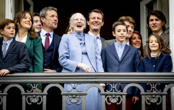 La reine Margrethe, le prince Frederik, le prince Isabelle, le prince Vincent, la princesse Marie, le prince Joachim, le comte Nikolai de Monpezat, Graf Felix von Monpezat, le comte Henrik de Monpezat, la comtesse Athéna de Monpezat de Danemark - La famille royale du Danemark lors de la célébration du 83ème anniversaire de la reine Margrethe au balcon du palais d'Amalienborg à Copenhague, Danemark, 16 avril 2023. 