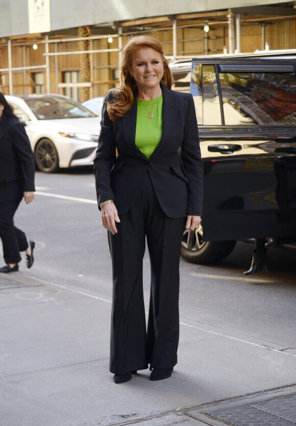 Sarah Ferguson, duchesse d'York, arrive au The View show à New York City, New York, Etats-Unis, le 8 mars 2023. La duchesse portait un blazer noir, un chemisier vert et un pantalon noir. 