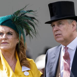 Ou peut-être qu'elle est trop proche de son ex-mari, le sulfureux Andrew, avec qui elle vit toujours.
Le prince Andrew, duc d'York, Sarah Ferguson lors des courses de chevaux à Ascot le 21 juin 2019. 
