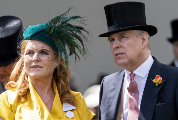 Ou peut-être qu'elle est trop proche de son ex-mari, le sulfureux Andrew, avec qui elle vit toujours.
Le prince Andrew, duc d'York, Sarah Ferguson lors des courses de chevaux à Ascot le 21 juin 2019. 