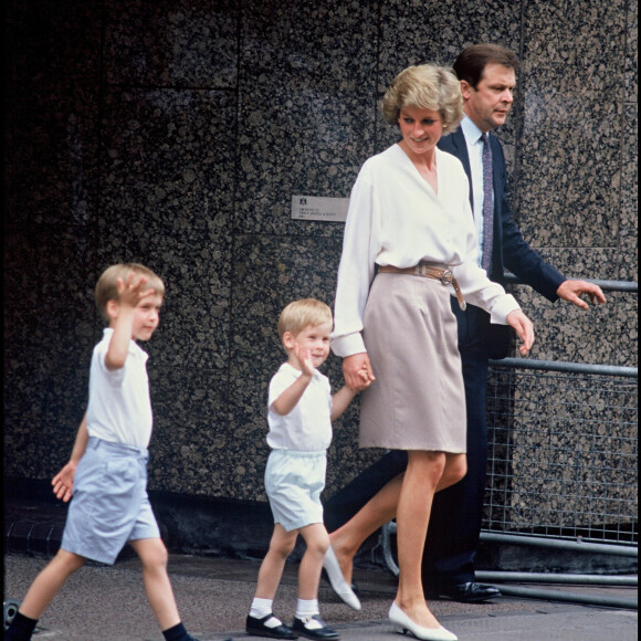 Lady Diana et ses fils vont voir Sarah Ferguson à la maternité en 1988