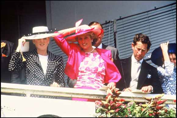 Sarah Ferguson, Lady Diana et le prince Charles aux courses hippiques du derby d'Epson