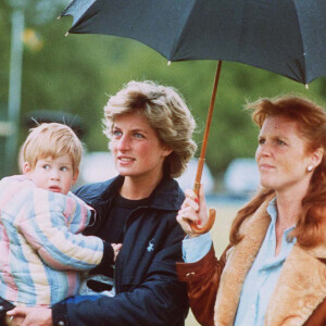 Sarah Ferguson et Lady Diana, avec le prince Harry dans ses bras, lors d'une partie de polo à Windsor