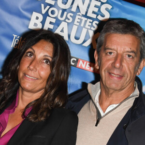 "Je ne supporte pas. Je l'ai portée une heure et je ne supportais pas d'avoir quelque chose sur les doigts. Ce n'est pas pratique quand vous examinez les patients, après, le truc peut rester"
Michel Cymes et sa femme Nathalie - Avant-première du film "Vous êtes jeunes, vous êtes beaux" au cinéma Gaumont Opéra à Paris, le 23 septembre 2019. © Coadic Guirec/Bestimage  People attending the "Vous êtes jeunes, vous êtes beaux" movie Premiere held at the "Gaumont Opéra" cinema on September 23rd, 2019 in Paris, France.