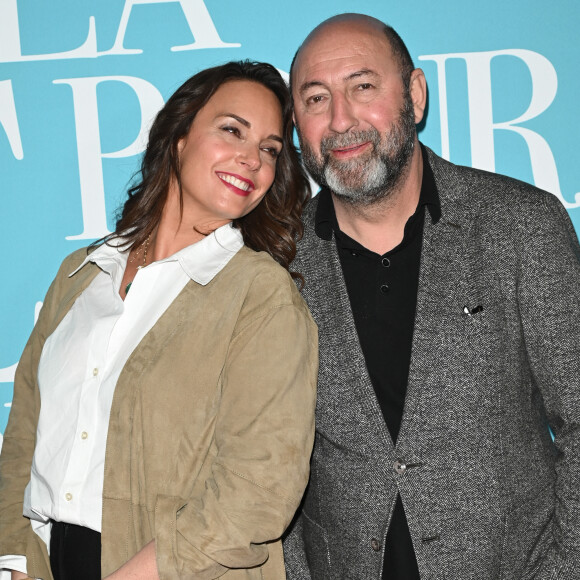 Kad Merad et sa compagne Julia Vignali - Avant-première du film "La Vie pour de vrai" au cinéma Pathé Wepler à Paris le 18 avril 2023. © Coadic Guirec/Bestimage