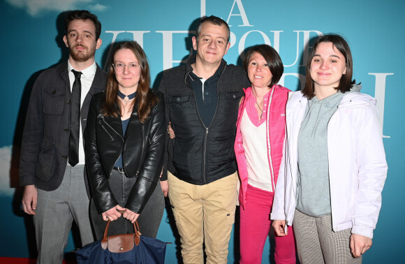 Alexis Hamidou (frère de D. Boon) avec sa femme et leurs enfants - Avant-première du film "La Vie pour de vrai" au cinéma Pathé Wepler à Paris le 18 avril 2023. © Coadic Guirec/Bestimage