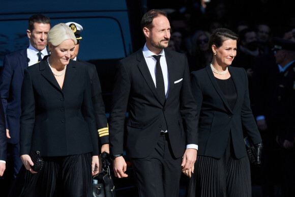 La princesse Mette-Marit et le prince Haakon de Norvège, la princesse Martha Louise de Norvège - Arrivées aux obsèques du roi Constantin II de Grèce en la cathédrale métropolitaine d'Athènes. Le 16 janvier 2023. © Cyril Moreau / Bestimage 