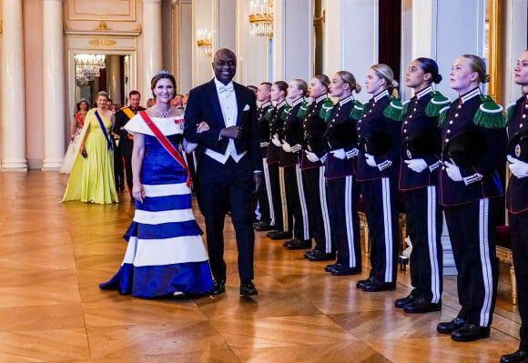 La princesse, quant à elle, n'écoute aucune des critiques. 
La princesse Märtha Louise de Norvège et Durek Verrett lors du dîner de gala pour célébrer le 18ème anniversaire de la princesse Ingrid Alexandra au Palais d'Oslo, Norvège, le 17 juin 2022. © NTB/Zuma Press/Bestimage 