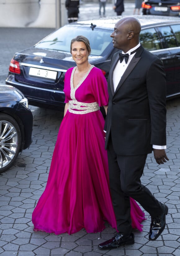 La princesse Martha Louise de Norvège avec son fiancé Durek Verrett - La princesse Ingrid Alexandra de Norvège fête ses 18 ans lors d'un dîner de gala offert par le gouvernement à la bibliothèque nationale de Oslo le 16 juin 2022. Un anniversaire que la petite-fille du roi Harald V, deuxième dans l'ordre de succession à la couronne après son père, a fêté le 21 janvier dernier. Mais, à l'époque, l'épidémie de Covid-19 avait empêché que se tiennent les deux grands dîners de gala initialement prévus. Lesquels avaient donc été reportés de près de cinq mois. Elle portait une robe bustier en tulle blanc parsemée de sequins dorés dont elle avait masqué le décolleté par une étole. 