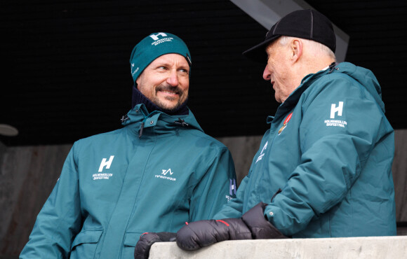 Le roi Harald V de Norvège et le prince Haakon de Norvège assistent à la Coupe du monde de ski nordique Holmenkollen FIS à Oslo, le 12 mars 2023. 