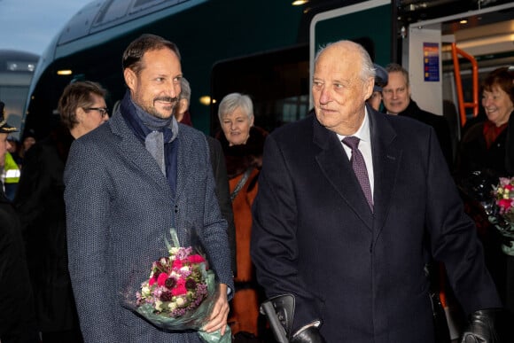 Le père et le frère Märtha Louise seraient particulièrment inquiets. 
Le roi Harald V et son fils le prince Haakon de Norvège lors de l'ouverture de la ligne à grande vitesse "Follobanen", entre Oslo et les stations de ski, Norvège, le 12 décembre 2022. 