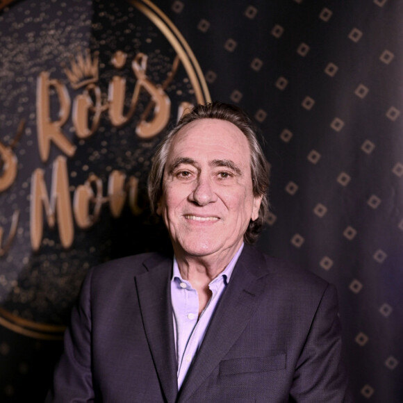 Une épreuve terrible pour le chanteur, qui a dû tout arrêter. 
Exclusif - Philippe Lavil - Dîner de gala de l'association "Les rois du monde" à la salle Wagram à Paris le 13 mars 2023. Lundi 13 mars 2023, à la Salle Wagram – Chateauform (Paris 17ème), s'est tenu le Gala annuel de l'Association Les Rois du Monde, au profit des enfants orphelins, hospitalisés et défavorisés. " Qui à le droit, qui à le droit, qui à le droit d'faire ça à un enfant "... Il va sans dire que ces mots ont rencontré un écho singulier hier soir, lorsque P.Bruel a entonné le refrain de son titre éponyme devant un public de plus de 400 personnes, tout acquis à la cause des Rois du Monde. Animée par la présentatrice TV H.Mannarino, Maîtresse de Cérémonie, cette soirée d'exception a vu de nombreuses personnalités se succéder sur scène : l'animateur C.Hanouna, l'humoriste T.Saint Laurent, les chanteurs S.Luna, Ridsa, Symon et Yannick, ou encore l'artiste-sculpteur R.Orlinski, Vice-Président de l'Association. Rythmé par un cocktail, un plateau d'artistes, un dîner et une vente aux enchères, cet événement a réuni célébrités et anonymes autour d'un Gala inédit, au sein de la somptueuse Salle Wagram – Chateauform. " Je souhaite remercier l'ensemble des parties prenantes qui nous ont permis de vivre ces instants magiques : les artistes, les bénévoles, et surtout nos donateurs sans qui rien ne serait possible... Car derrière tous les moments de joie vécus ce soir, se jouent le présent et l'avenir des milliers d'enfants que nous soutenons " a souligné Stéphanie Robert, Présidente des Rois du Monde. Fondée en 2012, les Rois du Monde (ou LRDM) est une Association à but non lucratif (loi 1901), reconnue d'intérêt général. Elle oeuvre en France comme à l'étranger pour les enfants orphelins, hospitalisés et défavorisés. Elle les soutient de manière financière, matérielle, éducative, sportive et culturelle. L'engagement de ses 180 bénévoles, conjugué à la générosité de ses donateurs, lui permet aujourd'hui d'être présent dans 7 pays (France, Maroc, Israël, États-Unis, Nigéria, Côte d'Ivoire, RDC). © Rachid Bellak / Bestimage 