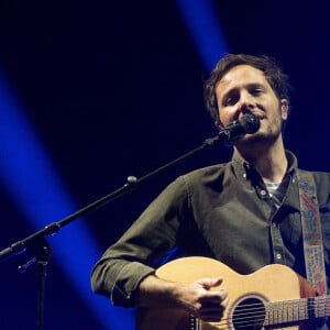 Le chanteur Vianney sur la scène du festival du Printemps de Pérouges à la Plaine de l'Ain à Saint-Vulbas (01), France le 01/07/2022. © Sandrine Thesillat / Panoramic / Bestimage