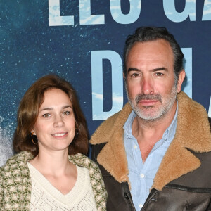 Jean Dujardin et sa compagne Nathalie Péchalat à la première du film "Les gardiennes de la planète" au cinéma Pathé Wepler à Paris, France, le 12 février 2023. © Coadic Guirezc/Bestimage
