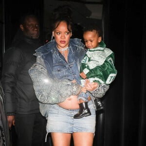 C'est en famille que toute la petite tribu a décidé de prendre ses bagages et de les poser à Paris. 
Rihanna, enceinte, va dîner au restaurant Cesar à Paris avec son bébé.