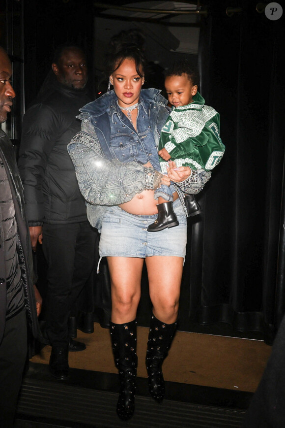 C'est en famille que toute la petite tribu a décidé de prendre ses bagages et de les poser à Paris. 
Rihanna, enceinte, va dîner au restaurant Cesar à Paris avec son bébé.