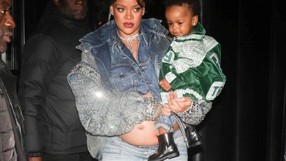 Rihanna enceinte à Paris : ventre bien arrondi, mini jupe et avec son fils dans les bras, elle fait sensation
