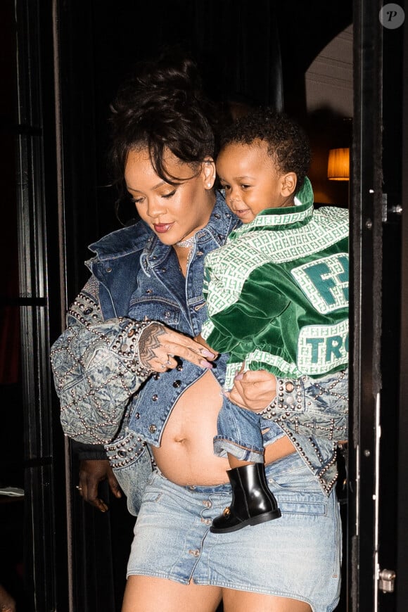 Depuis quelques jours, Rihanna fait des sorties publiques dans la capitale française. Vêtue d'un mini short en jean et d'une veste très courte, elle faisait apparaître son baby bump.
Rihanna, enceinte, va dîner au restaurant Cesar à Paris avec son bébé le 20 avril 2023.