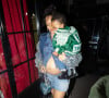 Son fils dans les bras, Rihanna montre une nouvelle fois que l'on peut être maman et sexy !
Rihanna, enceinte, va dîner au restaurant Cesar à Paris avec son bébé le 20 avril 2023.