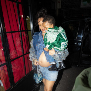 Son fils dans les bras, Rihanna montre une nouvelle fois que l'on peut être maman et sexy !
Rihanna, enceinte, va dîner au restaurant Cesar à Paris avec son bébé le 20 avril 2023.