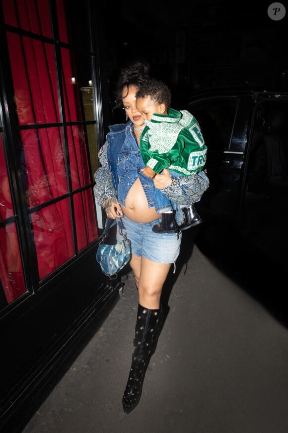 Son bébé était aussi stylé qu'elle. 
Rihanna, enceinte, va dîner au restaurant Cesar à Paris avec son bébé le 20 avril 2023.