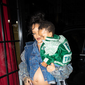 Il découvre déjà la vie nocturne parisienne !
Rihanna, enceinte, va dîner au restaurant Cesar à Paris avec son bébé le 20 avril 2023.