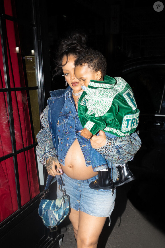 Rihanna enceinte : cette retouche photo de son ventre qui ne passe pas -  Elle