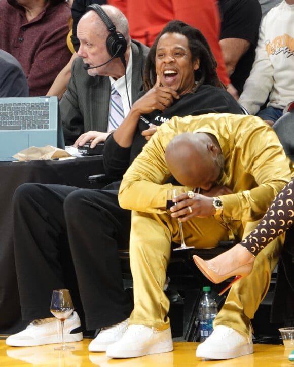 Jay-Z et Lebron James lors du match des Lakers à la Crypto.com Arena à Los Angeles, le 7 février 2023. LeBron James est devenu le meilleur marqueur de l'histoire de la NBA en battant le record du nombre de points lors d'un match à domicile contre Oklahoma City. Il détrône Kareem Abdul-Jabbar avec 38 390 points marqués en vingt saisons. 