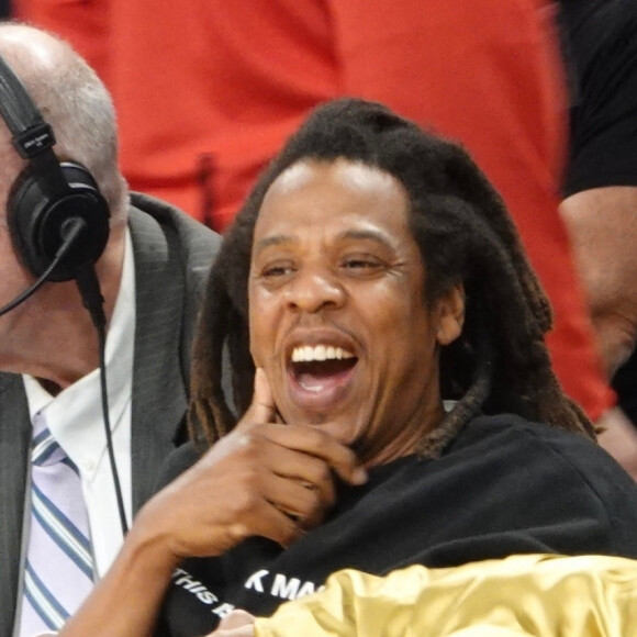 Jay-Z et Lebron James lors du match des Lakers à la Crypto.com Arena à Los Angeles, le 7 février 2023. LeBron James est devenu le meilleur marqueur de l'histoire de la NBA en battant le record du nombre de points lors d'un match à domicile contre Oklahoma City. Il détrône Kareem Abdul-Jabbar avec 38 390 points marqués en vingt saisons. 