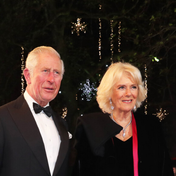 Le prince Charles, prince de Galles, et Camilla Parker Bowles, duchesse de Cornouailles, arrivent à la soirée Royal Film Performance of 1917 à l'Odeon Luxe à Londres le 4 décembre 2019. 