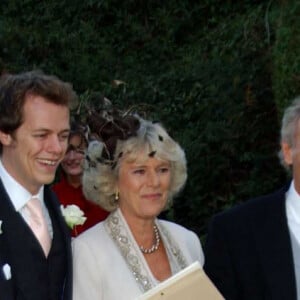 Mais également de sa soeur Annabel Elliot et de son amie Lady Lansdowne 
Camilla Parker-Bowles réunie avec sa famille dont sa soeur Annabel Elliot (à droite) le 23 avril 2014 