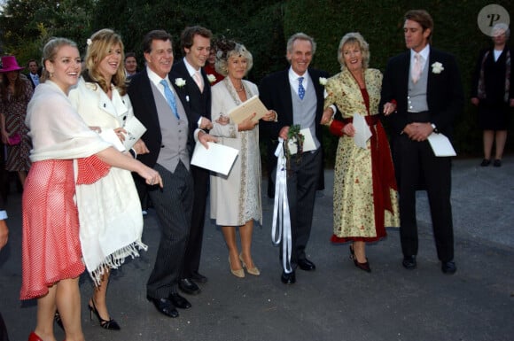 Mais également de sa soeur Annabel Elliot et de son amie Lady Lansdowne 
Camilla Parker-Bowles réunie avec sa famille dont sa soeur Annabel Elliot (à droite) le 23 avril 2014 