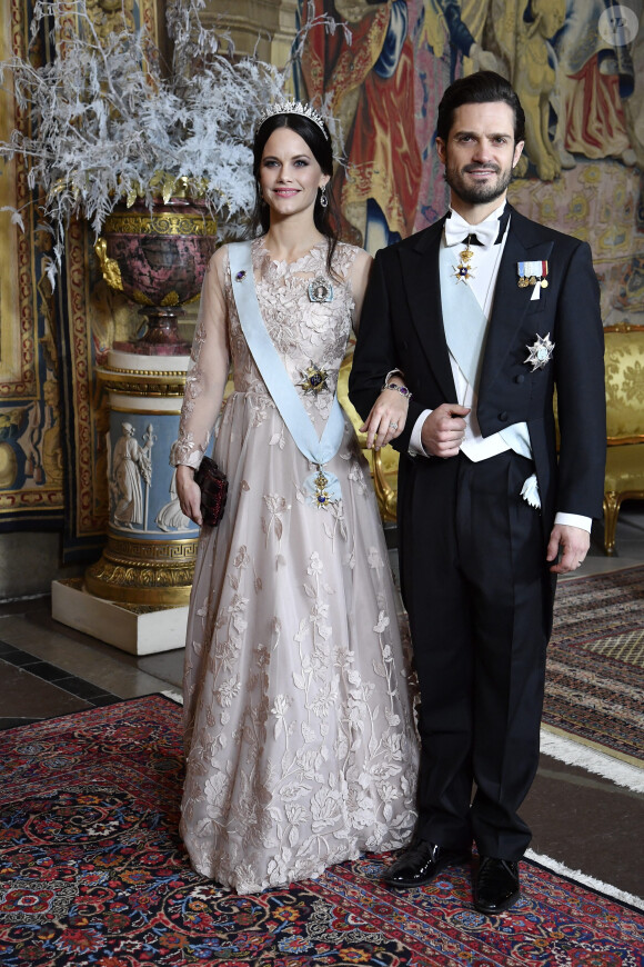 Sofia et Carl Philip de Suède sont les heureux parents de trois petits garçons : Alexander, Gabriel et Julian.
Le prince Carl Philip de Suède et la princesse Sofia - La famille royale de Suéde arrive au dîner des lauréats du prix Nobel au palais royal à Stockholm.