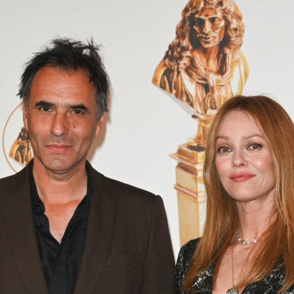 Samuel Benchetrit et sa femme Vanessa Paradis au photocall de la 33ème cérémonie des Molières aux Folies Bergère à Paris le 30 mai 2022. © Coadic Guirec / Bestimage 