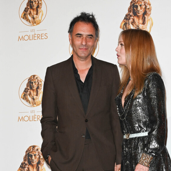 Samuel Benchetrit et sa femme Vanessa Paradis au photocall de la 33ème cérémonie des Molières aux Folies Bergère à Paris le 30 mai 2022. © Coadic Guirec / Bestimage 