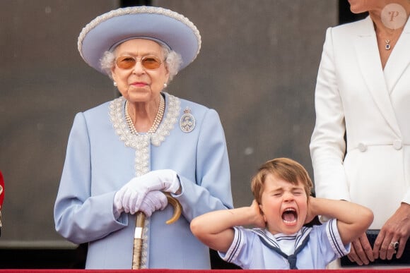 Le prince Louis avait enchaîné les grimaces
La reine Elisabeth II d'Angleterre, Le prince Louis de Cambridge, Catherine (Kate) Middleton, duchesse de Cambridge - Les membres de la famille royale saluent la foule depuis le balcon du Palais de Buckingham, lors de la parade militaire "Trooping the Colour" dans le cadre de la célébration du jubilé de platine (70 ans de règne) de la reine Elizabeth II à Londres