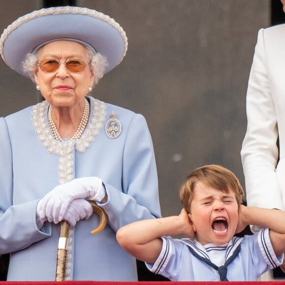 Le prince Louis avait enchaîné les grimaces
La reine Elisabeth II d'Angleterre, Le prince Louis de Cambridge, Catherine (Kate) Middleton, duchesse de Cambridge - Les membres de la famille royale saluent la foule depuis le balcon du Palais de Buckingham, lors de la parade militaire "Trooping the Colour" dans le cadre de la célébration du jubilé de platine (70 ans de règne) de la reine Elizabeth II à Londres